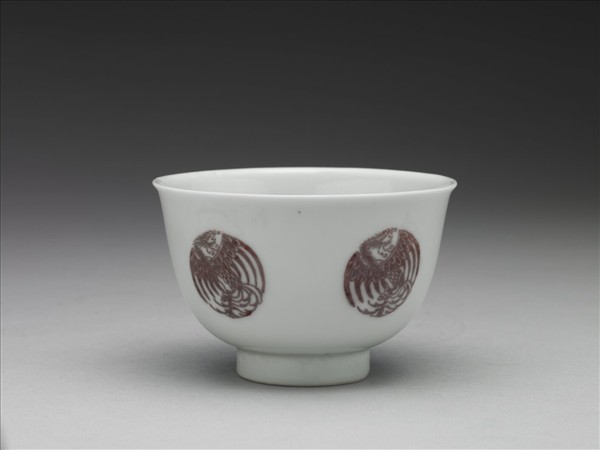 白瓷釉裡紅團鳳紋杯