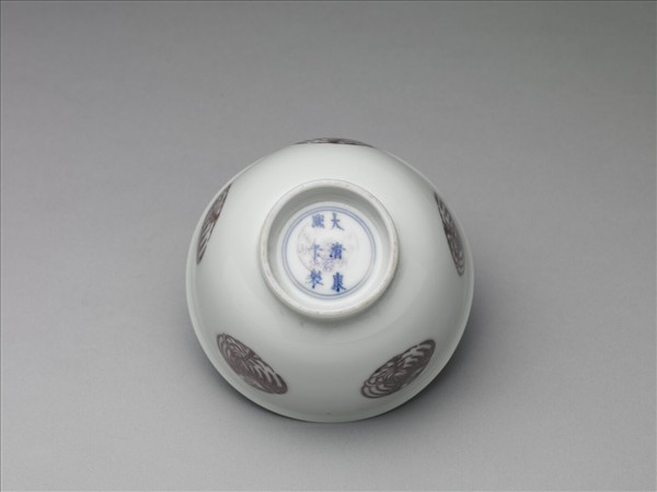 白瓷釉裡紅團鳳紋杯