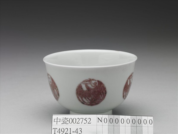 白瓷釉裡紅團鳳紋杯