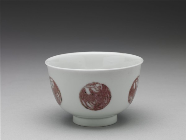 白瓷釉裡紅團鳳紋杯