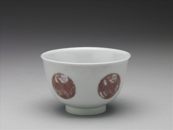 白瓷釉裡紅團鳳紋杯