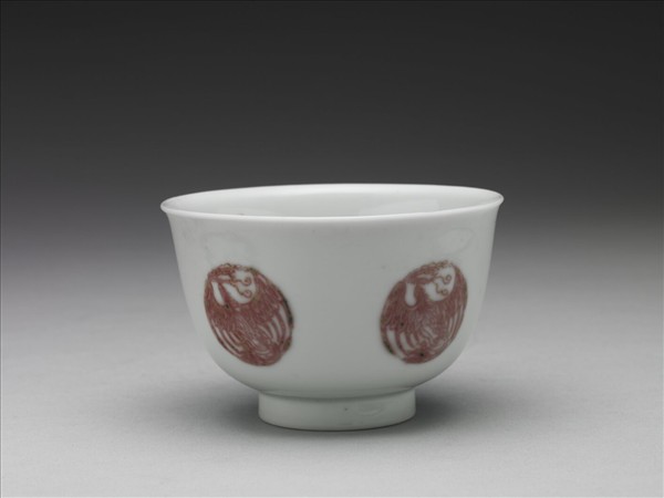 白瓷釉裡紅團鳳紋杯