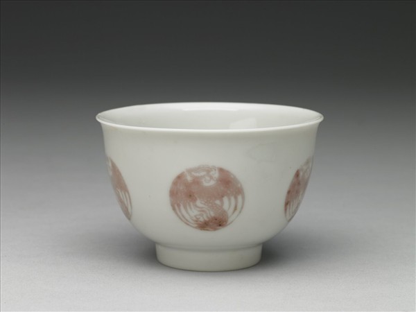 白瓷釉裡紅團鳳紋杯
