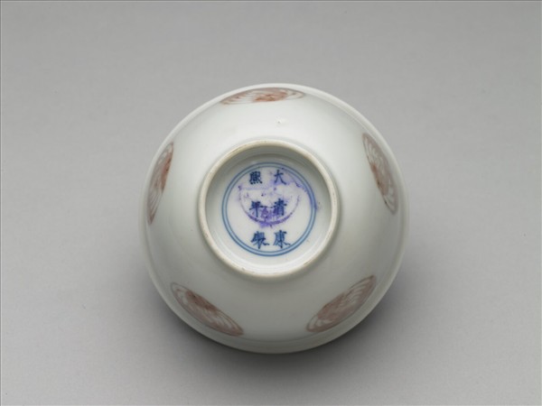 白瓷釉裡紅團鳳紋杯