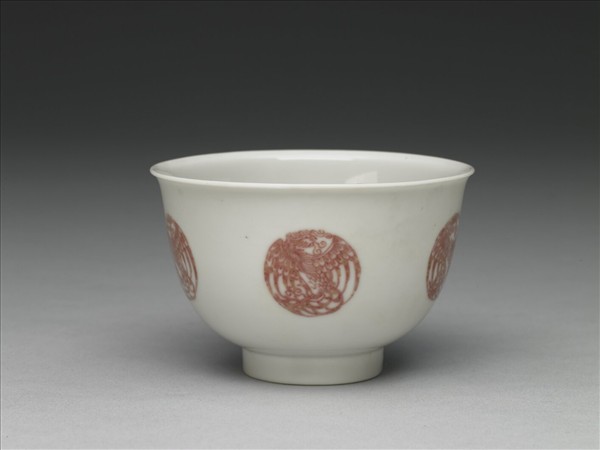 白瓷釉裡紅團鳳紋杯