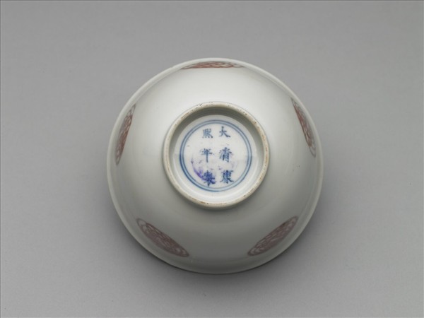 白瓷釉裡紅團鳳紋杯