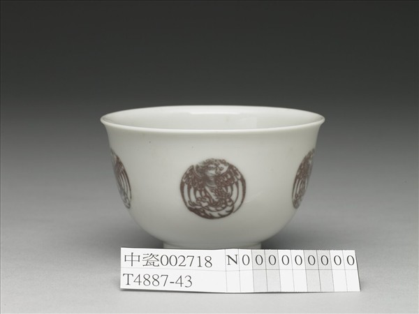 白瓷釉裡紅團鳳紋杯