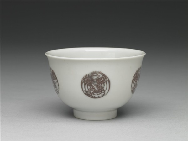 白瓷釉裡紅團鳳紋杯