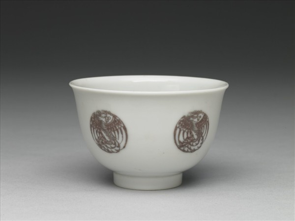 白瓷釉裡紅團鳳紋杯