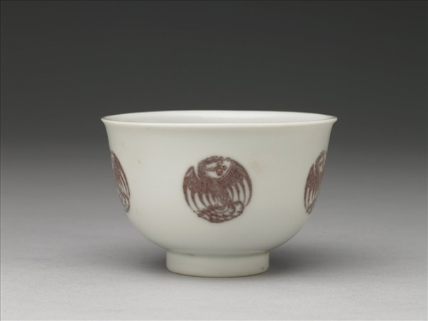 白瓷釉裡紅團鳳紋杯