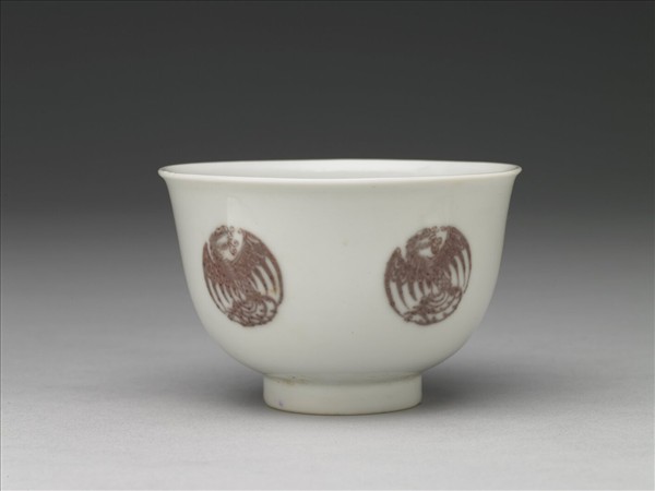 白瓷釉裡紅團鳳紋杯