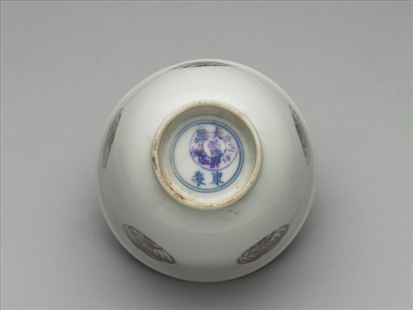 白瓷釉裡紅團鳳紋杯