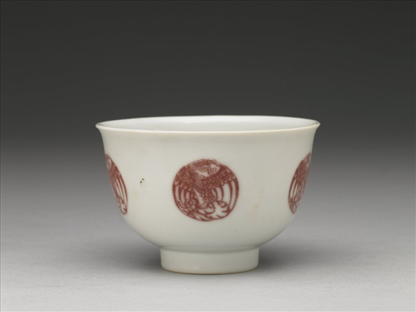 白瓷釉裡紅團鳳紋杯