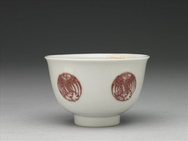 白瓷釉裡紅團鳳紋杯