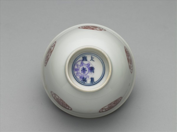 白瓷釉裡紅團鳳紋杯