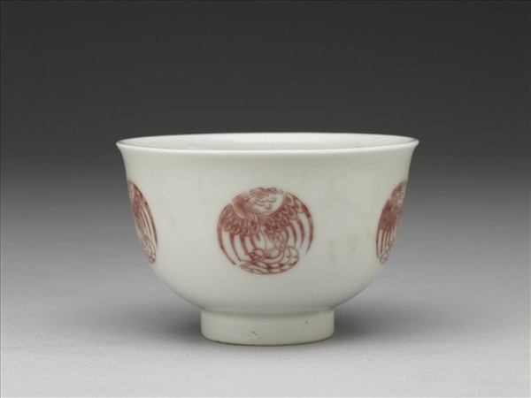白瓷釉裡紅團鳳紋杯