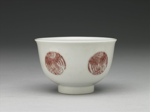 白瓷釉裡紅團鳳紋杯