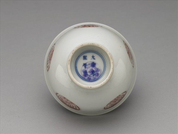 白瓷釉裡紅團鳳紋杯