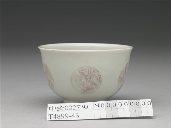 白瓷釉裡紅團鳳紋杯