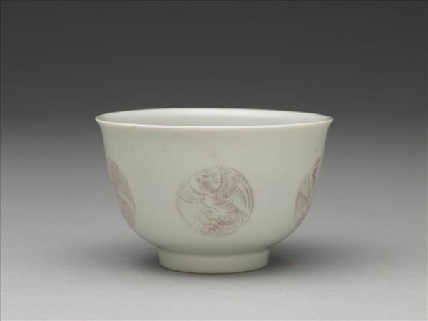 白瓷釉裡紅團鳳紋杯