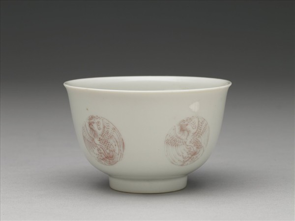 白瓷釉裡紅團鳳紋杯