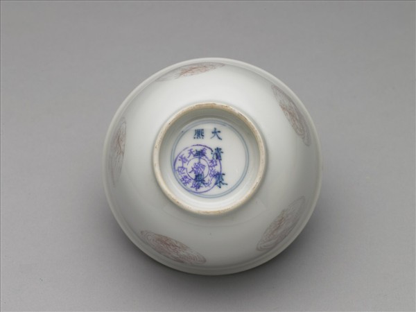 白瓷釉裡紅團鳳紋杯