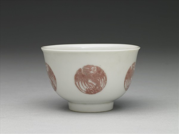白瓷釉裡紅團鳳紋杯