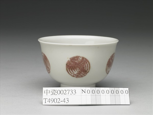 白瓷釉裡紅團鳳紋杯