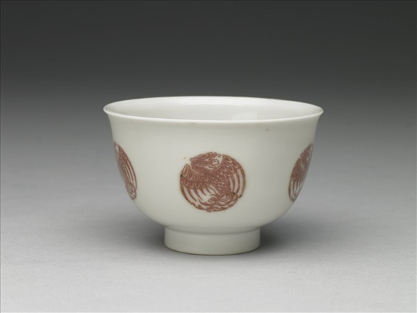 白瓷釉裡紅團鳳紋杯
