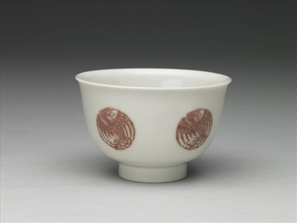 白瓷釉裡紅團鳳紋杯