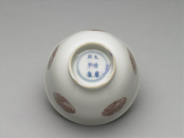 白瓷釉裡紅團鳳紋杯