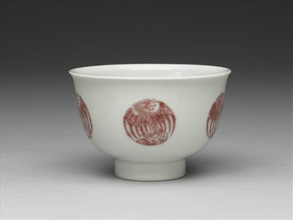 白瓷釉裡紅團鳳紋杯