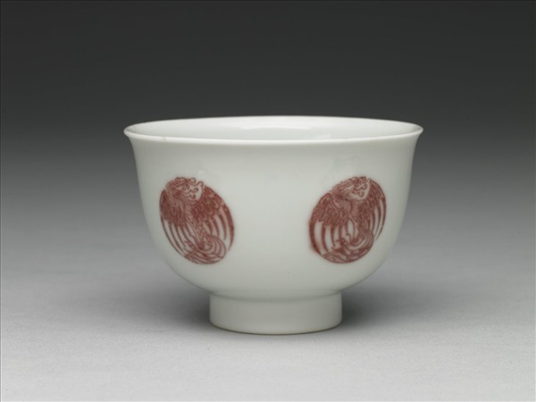 白瓷釉裡紅團鳳紋杯