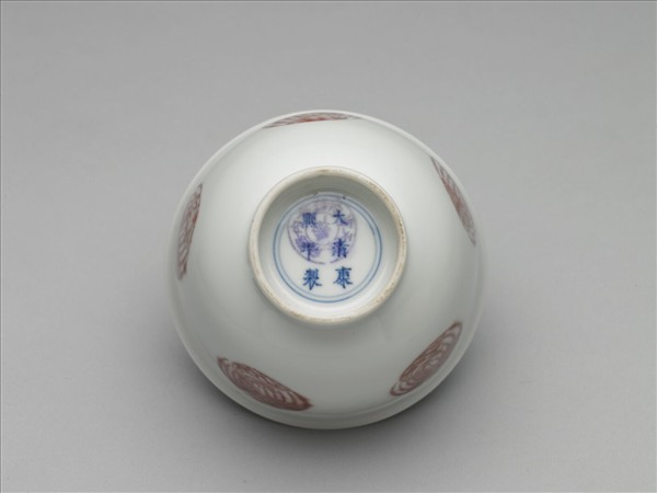 白瓷釉裡紅團鳳紋杯