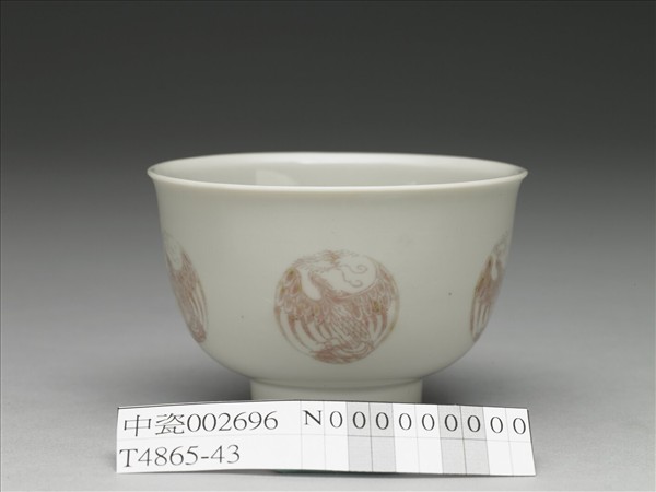 白瓷釉裡紅團鳳紋杯