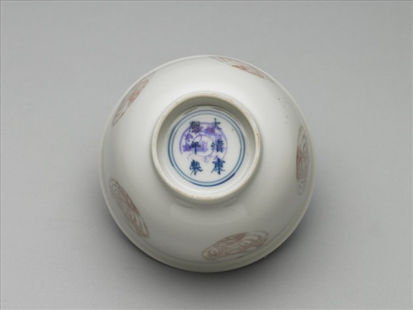 白瓷釉裡紅團鳳紋杯