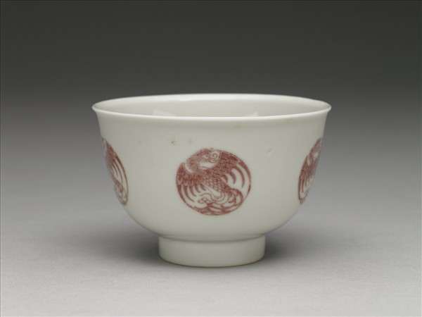 白瓷釉裡紅團鳳紋杯