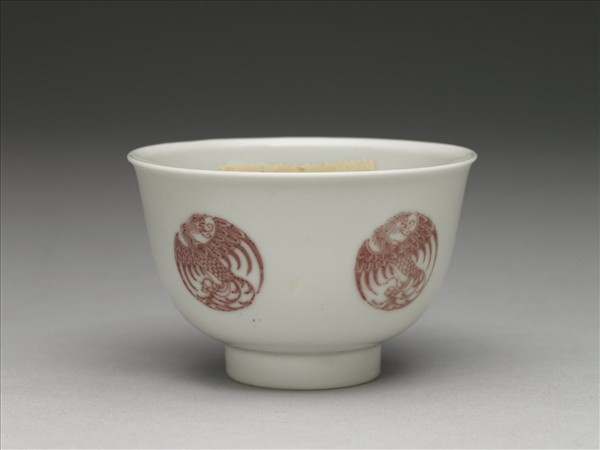 白瓷釉裡紅團鳳紋杯