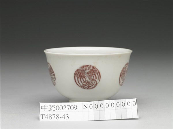 白瓷釉裡紅團鳳紋杯