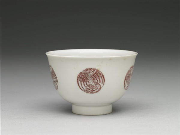 白瓷釉裡紅團鳳紋杯