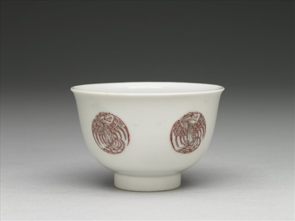 白瓷釉裡紅團鳳紋杯