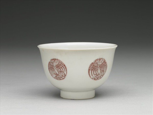 白瓷釉裡紅團鳳紋杯