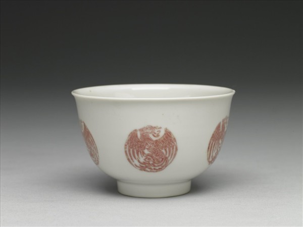 白瓷釉裡紅團鳳紋杯