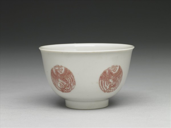 白瓷釉裡紅團鳳紋杯
