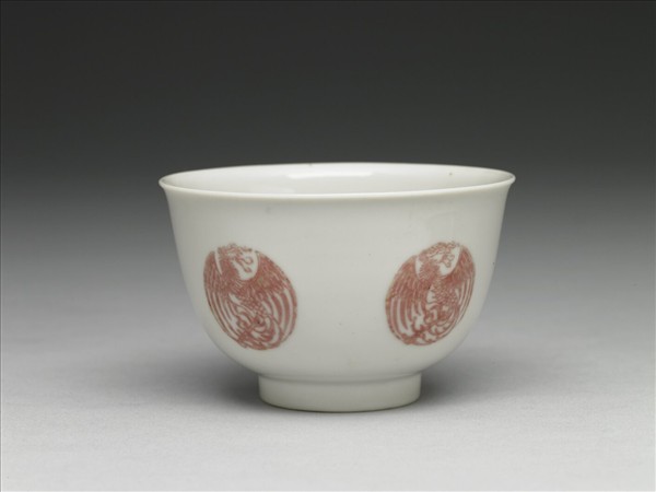 白瓷釉裡紅團鳳紋杯