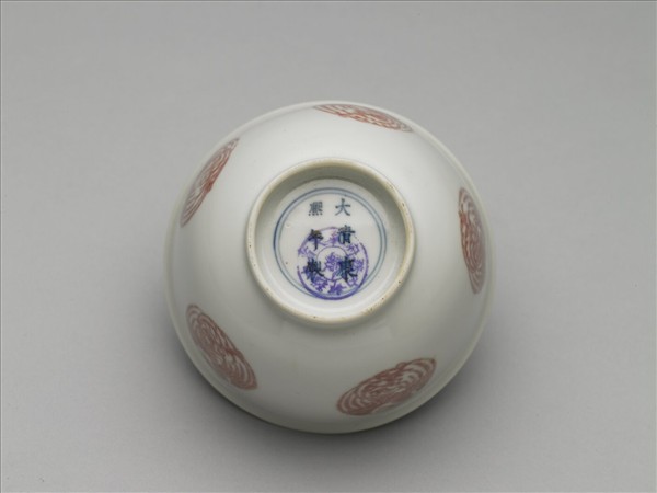 白瓷釉裡紅團鳳紋杯