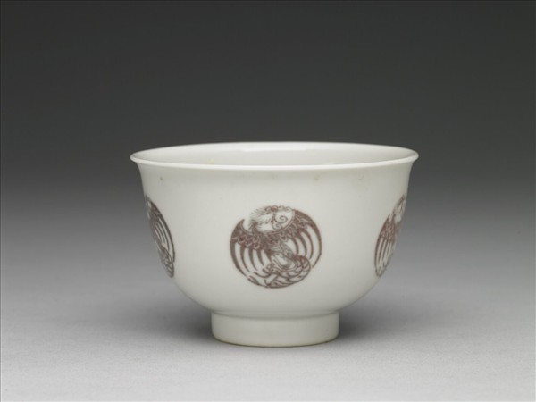 白瓷釉裡紅團鳳紋杯