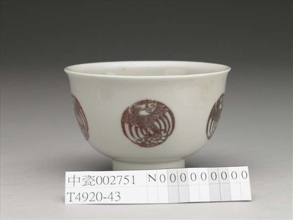 白瓷釉裡紅團鳳紋杯