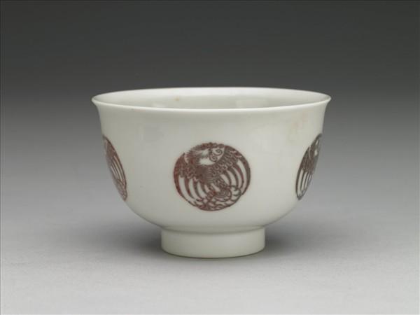 白瓷釉裡紅團鳳紋杯