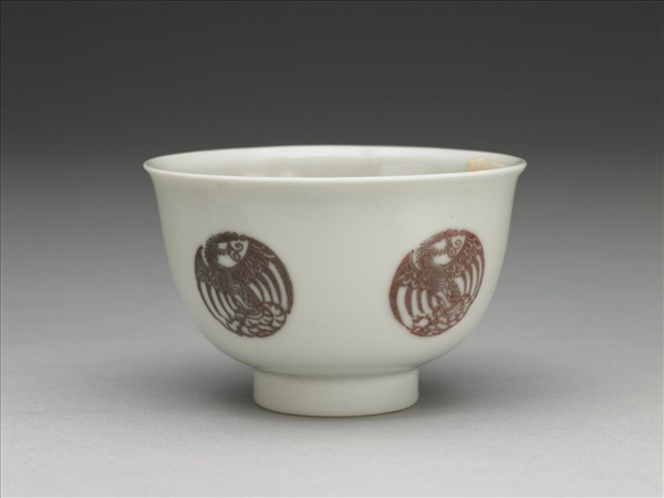 白瓷釉裡紅團鳳紋杯